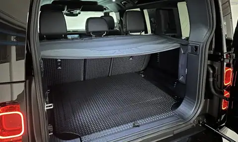 Land Rover Defender 110 X-Dynamic SE — 11
