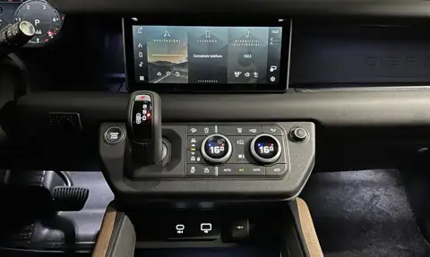 Land Rover Defender 110 X-Dynamic SE — 17