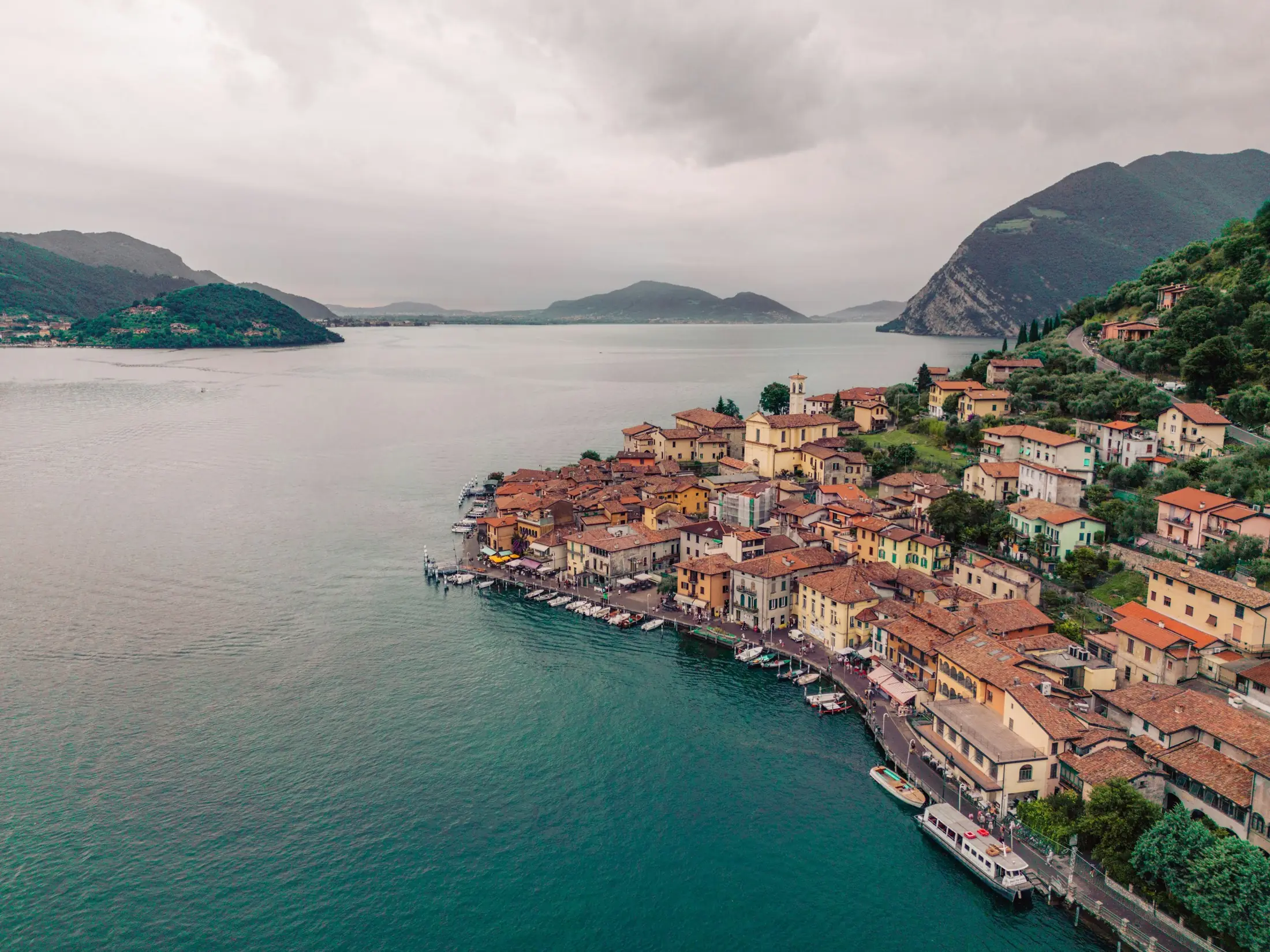 Varenna e il Lago di Como visti dall'alto, con le montagne